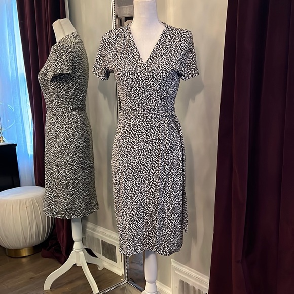 Diane Von Furstenberg Dresses & Skirts - NWOT Diane von Furstenberg Black & White Print Short Sleeved Wrap Dress Size 6